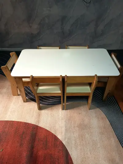 Mesa y sillas de madera para niños - miniatura 1