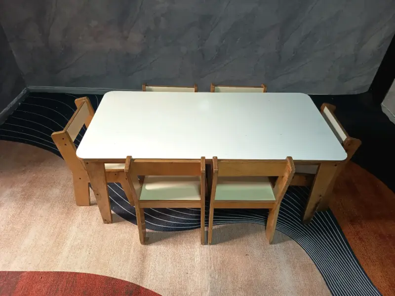 Mesa y sillas de madera para niños - 2