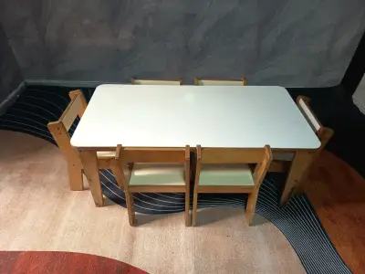 Mesa y sillas de madera para niños - miniatura 2