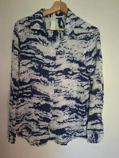Blusa estampada azul y blanca para mujer - miniatura 2