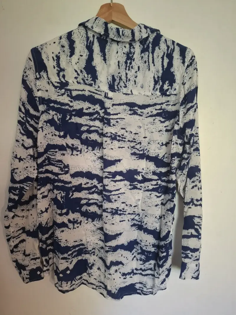 Blusa estampada azul y blanca para mujer - 3