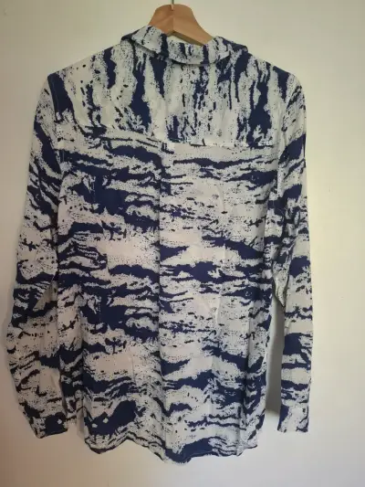 Blusa estampada azul y blanca para mujer - miniatura 3