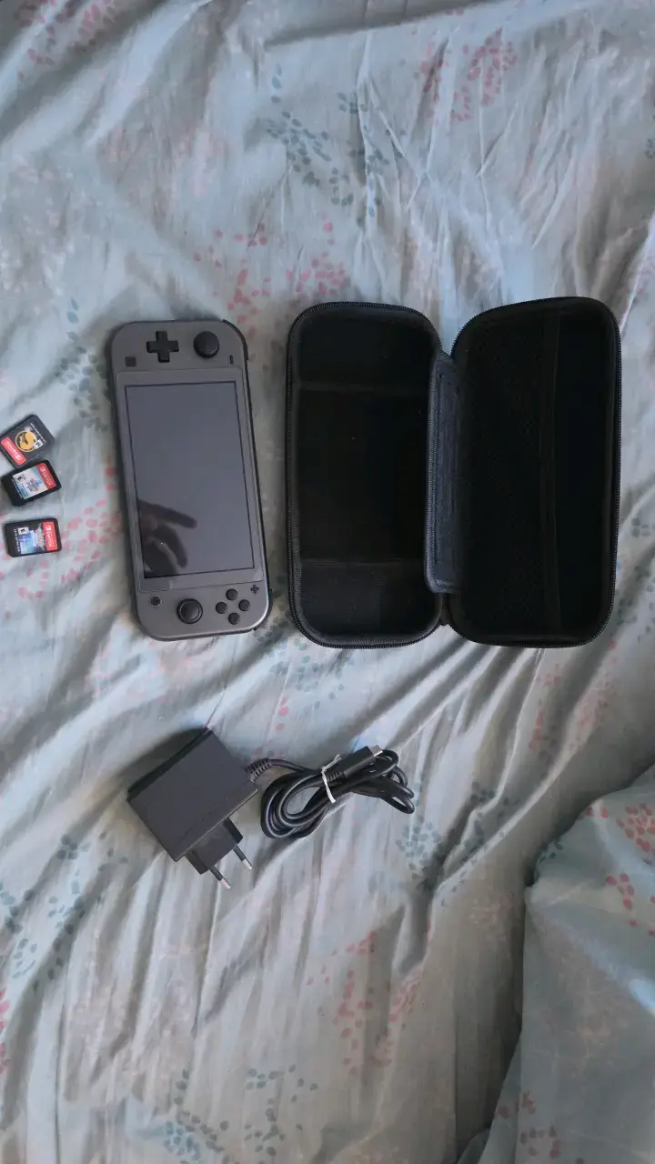 Consola Nintendo Switch Lite con juegos y accesorios - 1