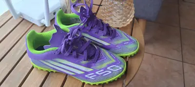 Zapatillas de fútbol Adidas F50 moradas y verdes - miniatura 1