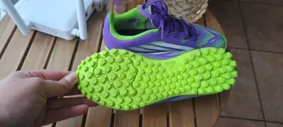 Zapatillas de fútbol Adidas F50 moradas y verdes - miniatura 3