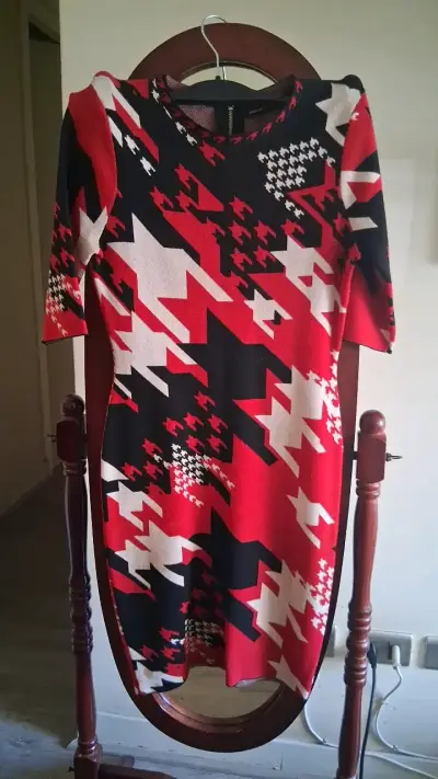 Vestido ajustado estampado geométrico rojo y negro - miniatura 1