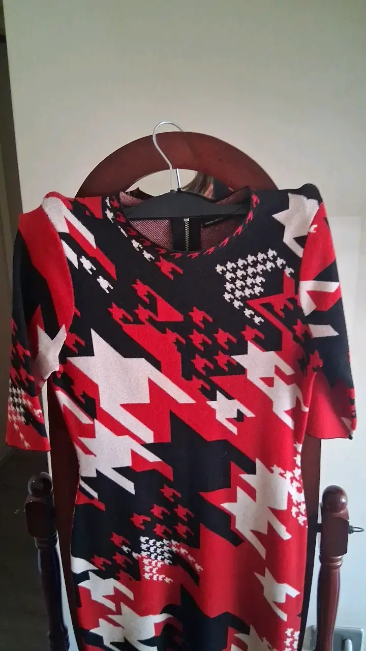Vestido ajustado estampado geométrico rojo y negro - 2