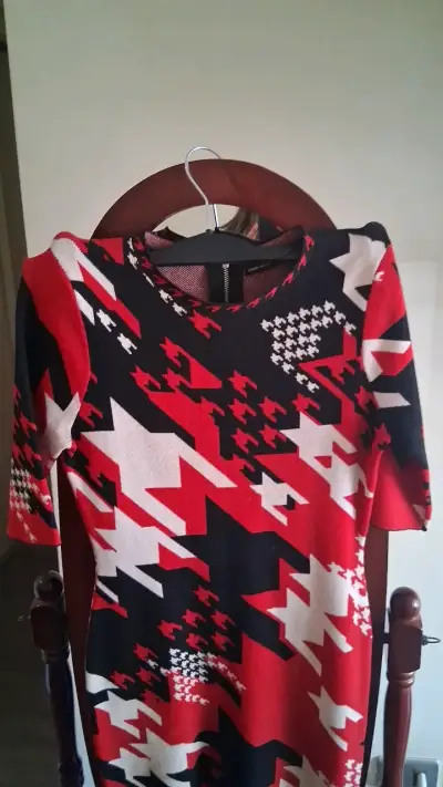 Vestido ajustado estampado geométrico rojo y negro - miniatura 2