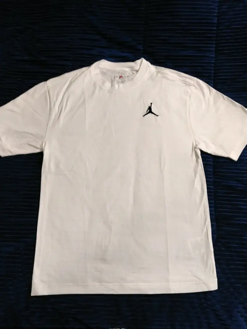 Polera blanca Jordan con logo bordado - 1