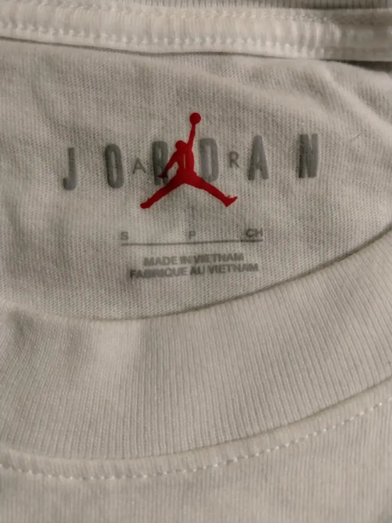 Polera blanca Jordan con logo bordado - 2