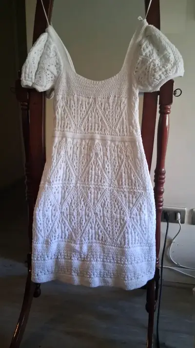 Vestido blanco de encaje con mangas abullonadas - miniatura 1