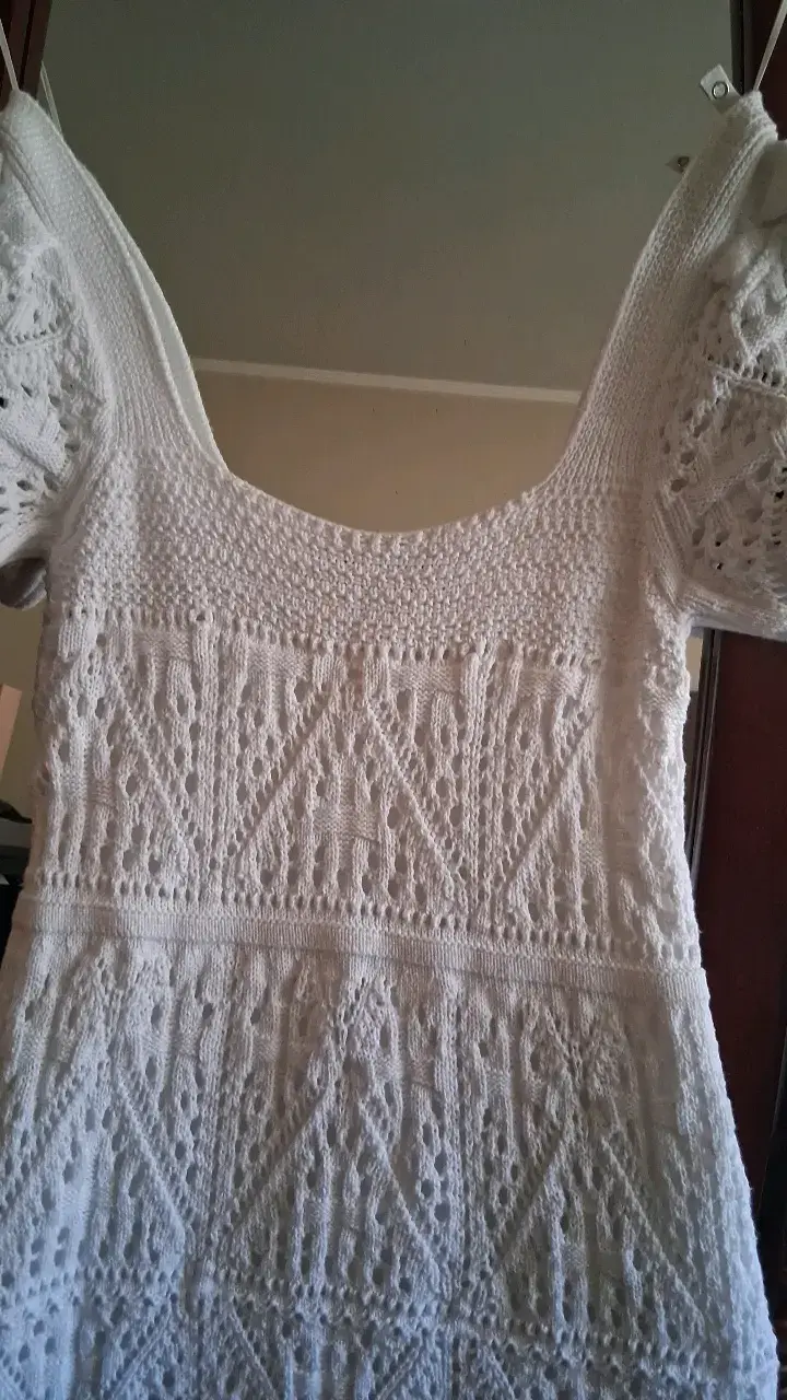 Vestido blanco de encaje con mangas abullonadas - 2