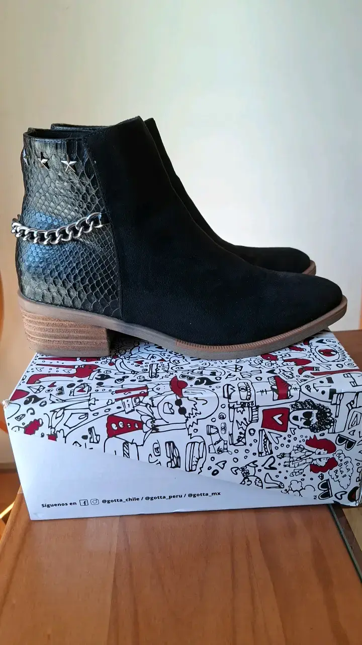Botines negros con cadena y textura de serpiente - 1