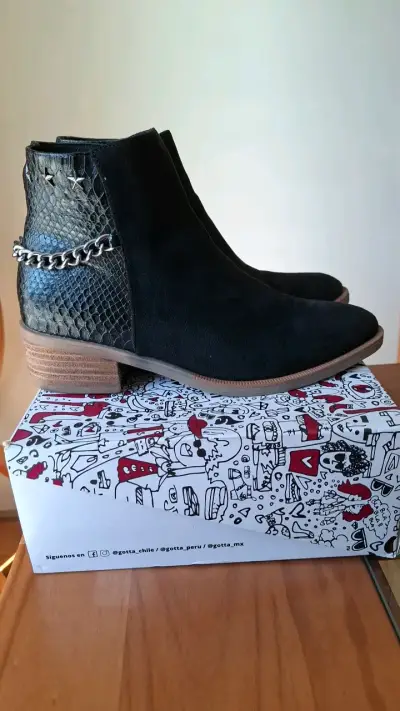 Botines negros con cadena y textura de serpiente - miniatura 1