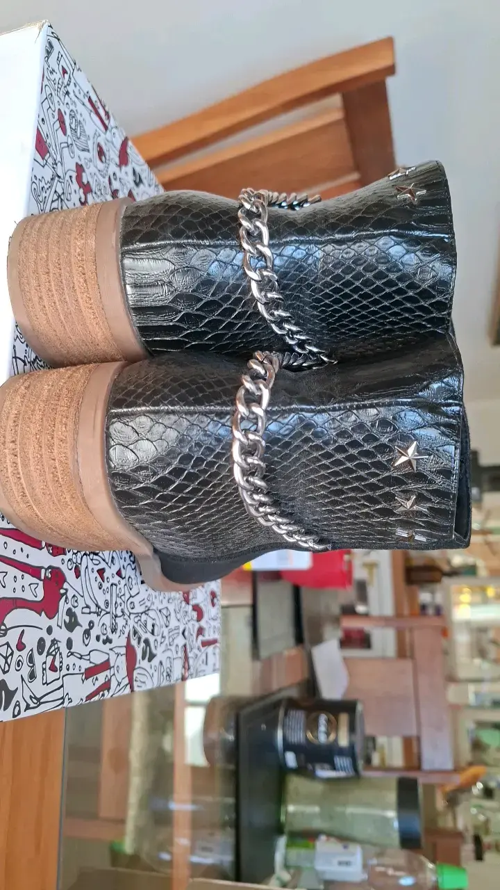 Botines negros con cadena y textura de serpiente - 2