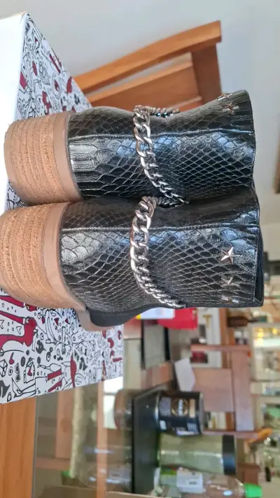Botines negros con cadena y textura de serpiente - miniatura 2