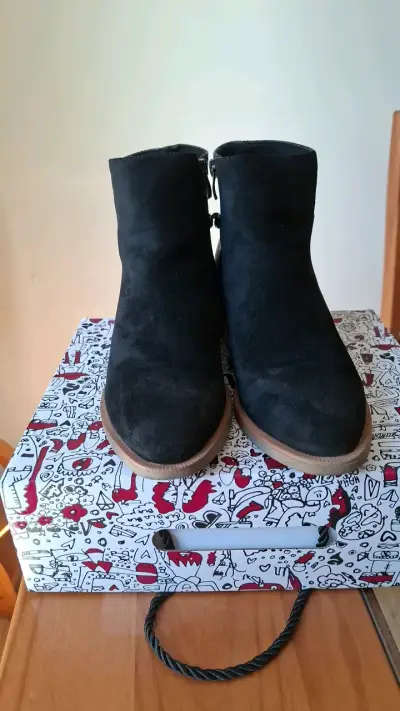 Botines negros con cadena y textura de serpiente - miniatura 3
