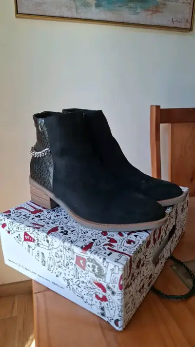 Botines negros con cadena y textura de serpiente - miniatura 4