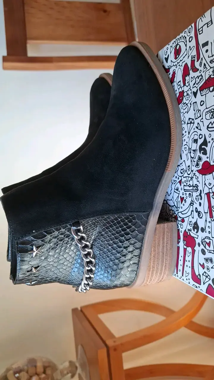 Botines negros con cadena y textura de serpiente - 5