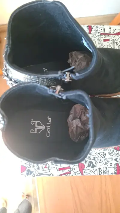 Botines negros con cadena y textura de serpiente - miniatura 6