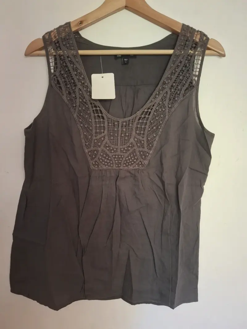 Blusa sin mangas con encaje gris - 2
