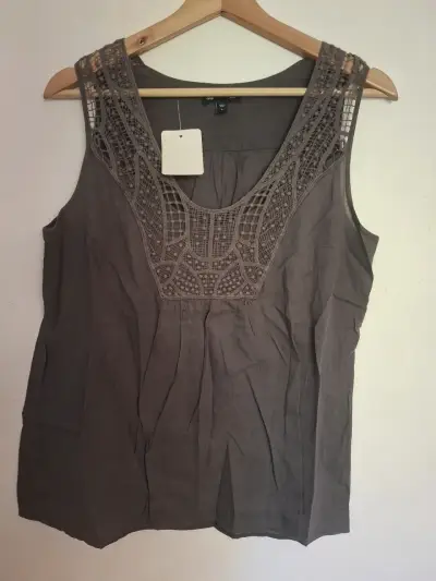 Blusa sin mangas con encaje gris - miniatura 2
