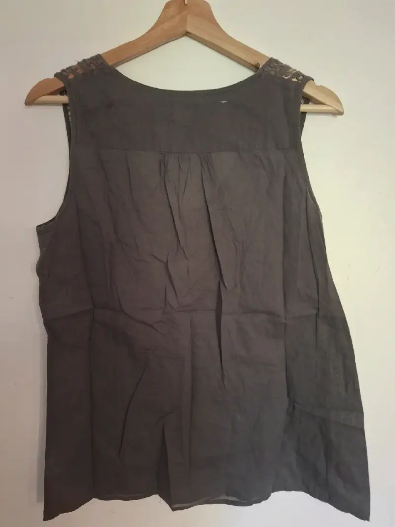 Blusa sin mangas con encaje gris - 3