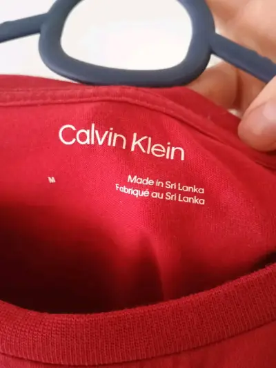 Polera roja Calvin Klein con logo CK - miniatura 1