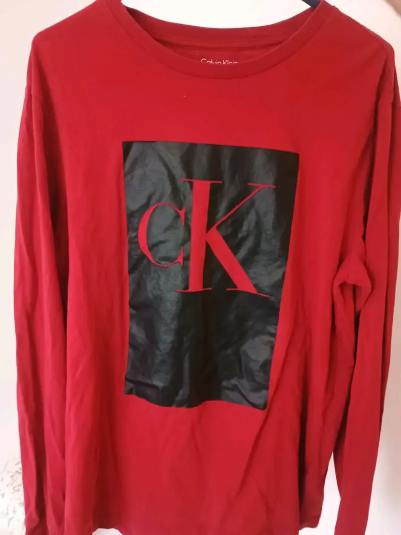 Polera roja Calvin Klein con logo CK - 2