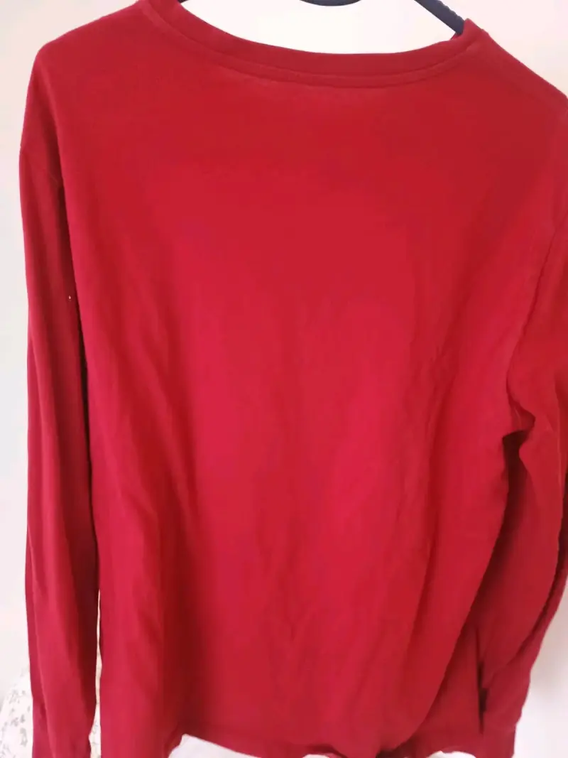 Polera roja Calvin Klein con logo CK - 3