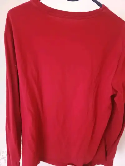 Polera roja Calvin Klein con logo CK - miniatura 3