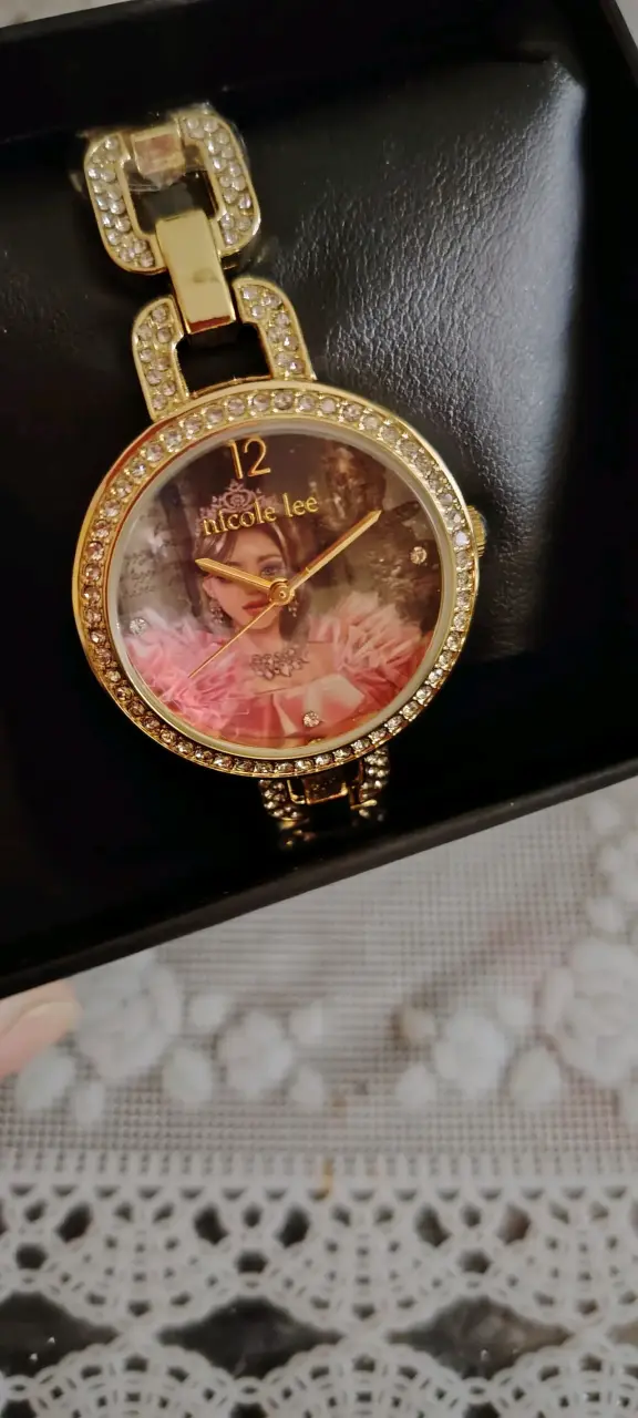 Reloj Nicole Lee dorado con diseño elegante - 1