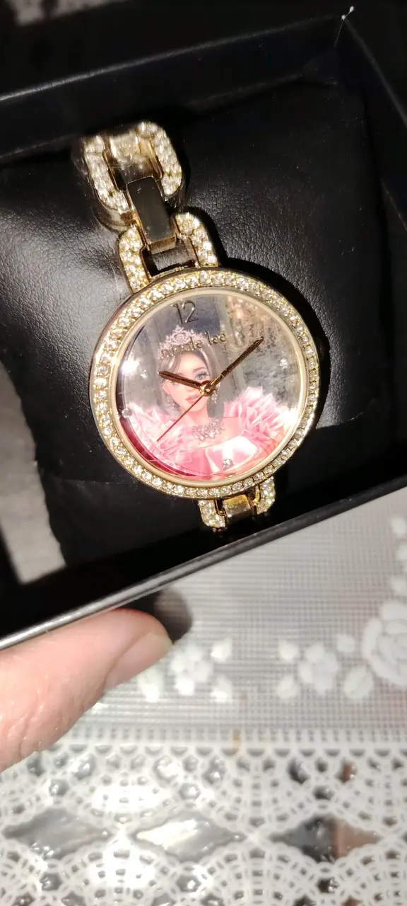 Reloj Nicole Lee dorado con diseño elegante - 2