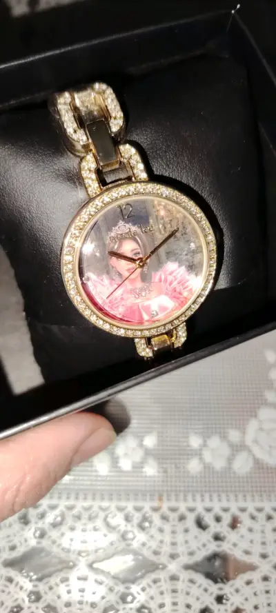 Reloj Nicole Lee dorado con diseño elegante - miniatura 2