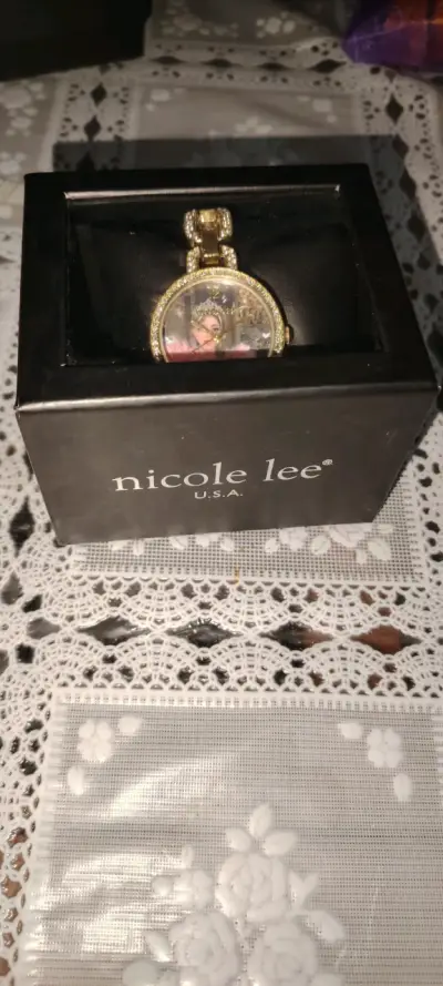 Reloj Nicole Lee dorado con diseño elegante - miniatura 4