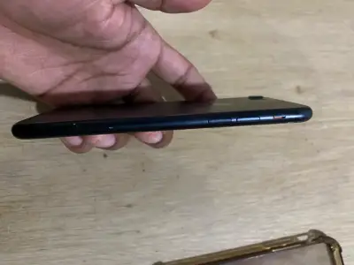 iPhone 7 en buen estado color negro - miniatura 2