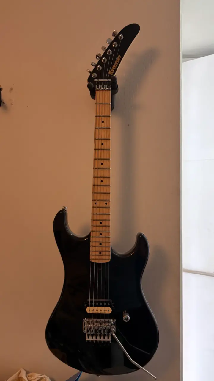 Guitarra eléctrica Kramer negra con puenteflotante - 2