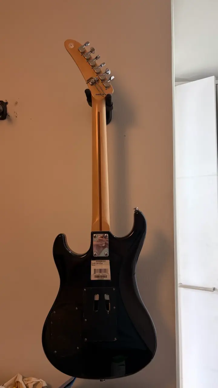 Guitarra eléctrica Kramer negra con puenteflotante - 3