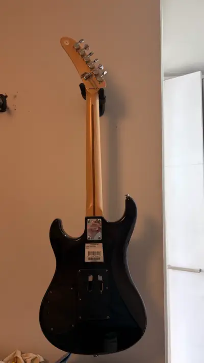 Guitarra eléctrica Kramer negra con puenteflotante - miniatura 3