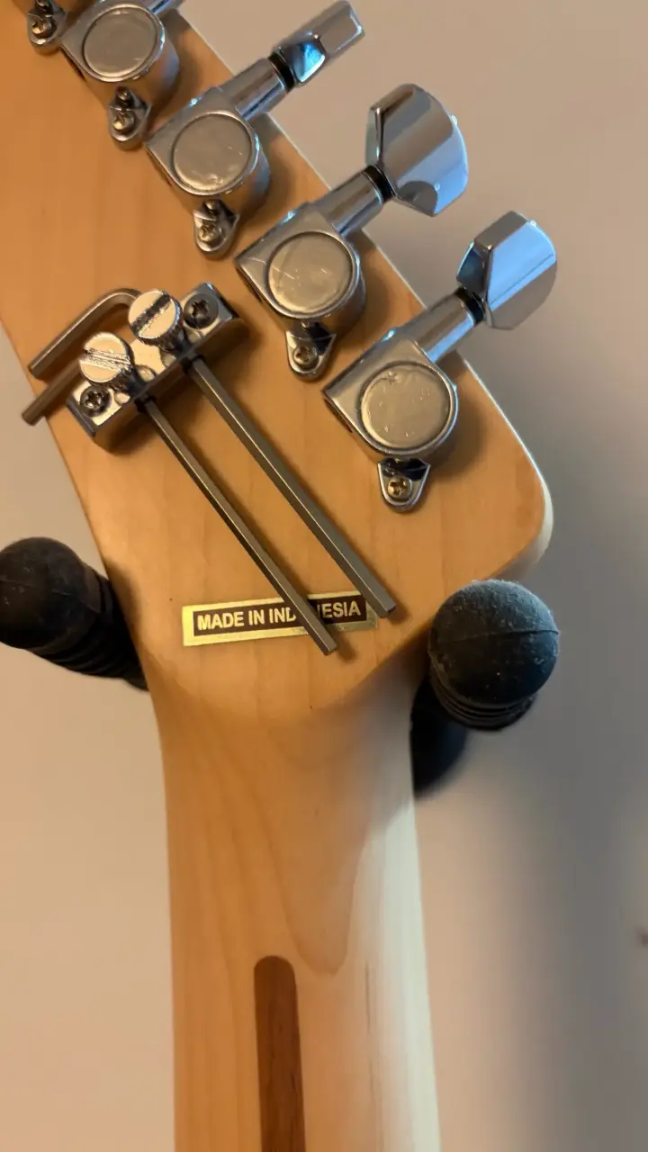 Guitarra eléctrica Kramer negra con puenteflotante - 4
