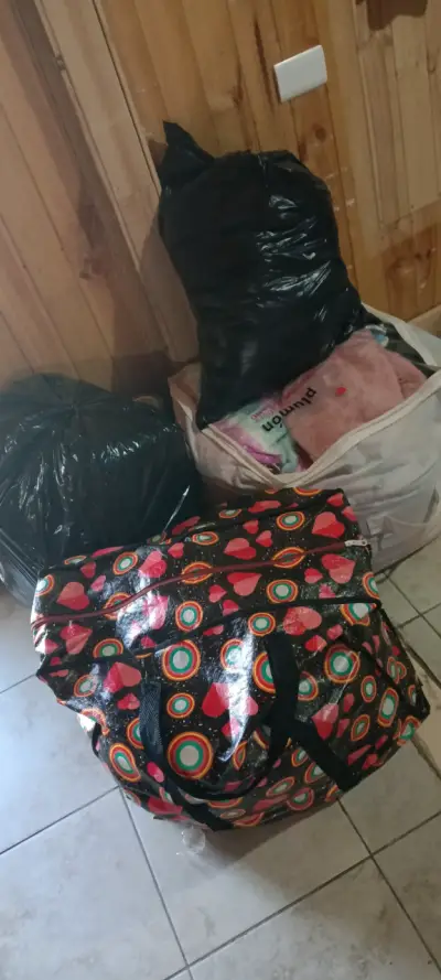Lote de ropa variada en bolsas - miniatura 1
