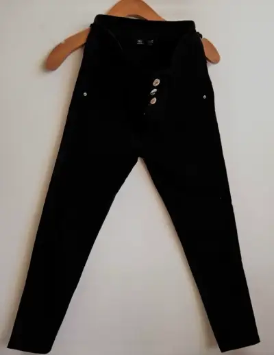 Pantalones ajustados negros con botones dorados - miniatura 2