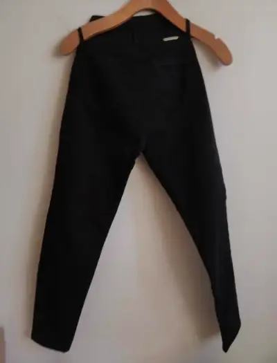 Pantalones ajustados negros con botones dorados - miniatura 3