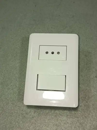 Enchufe 10A e Interruptor 9/12 Stanford Blanco - miniatura 1