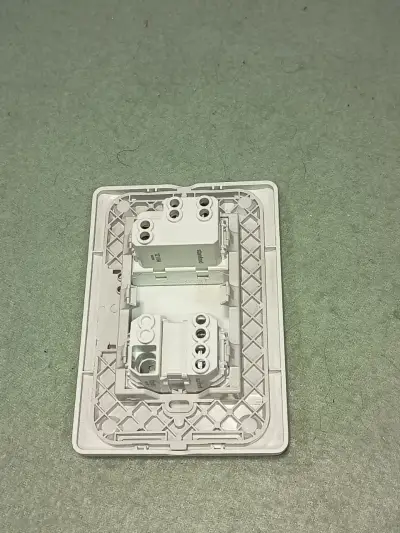 Enchufe 10A e Interruptor 9/12 Stanford Blanco - miniatura 2