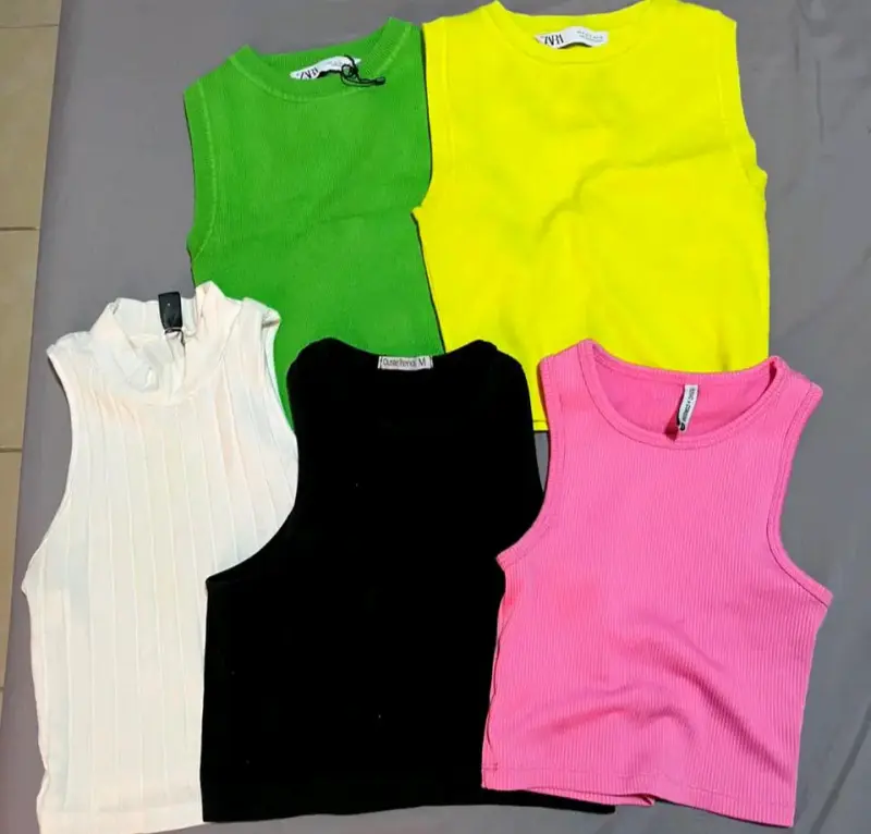 Lote de ropa femenina variada en colores vibrantes - 1