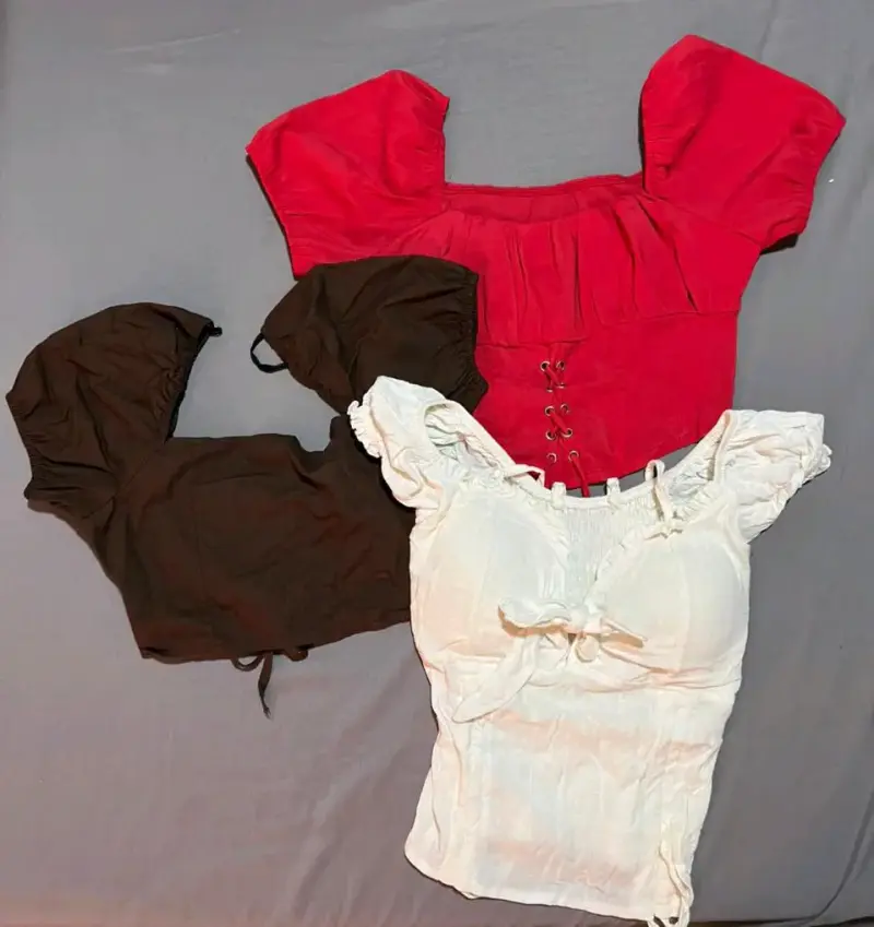 Lote de ropa femenina variada en colores vibrantes - 2