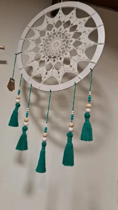 Atrapasueños artesanal con borlas verdes - miniatura 1