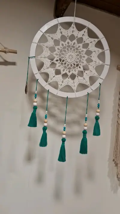 Atrapasueños artesanal con borlas verdes - miniatura 2
