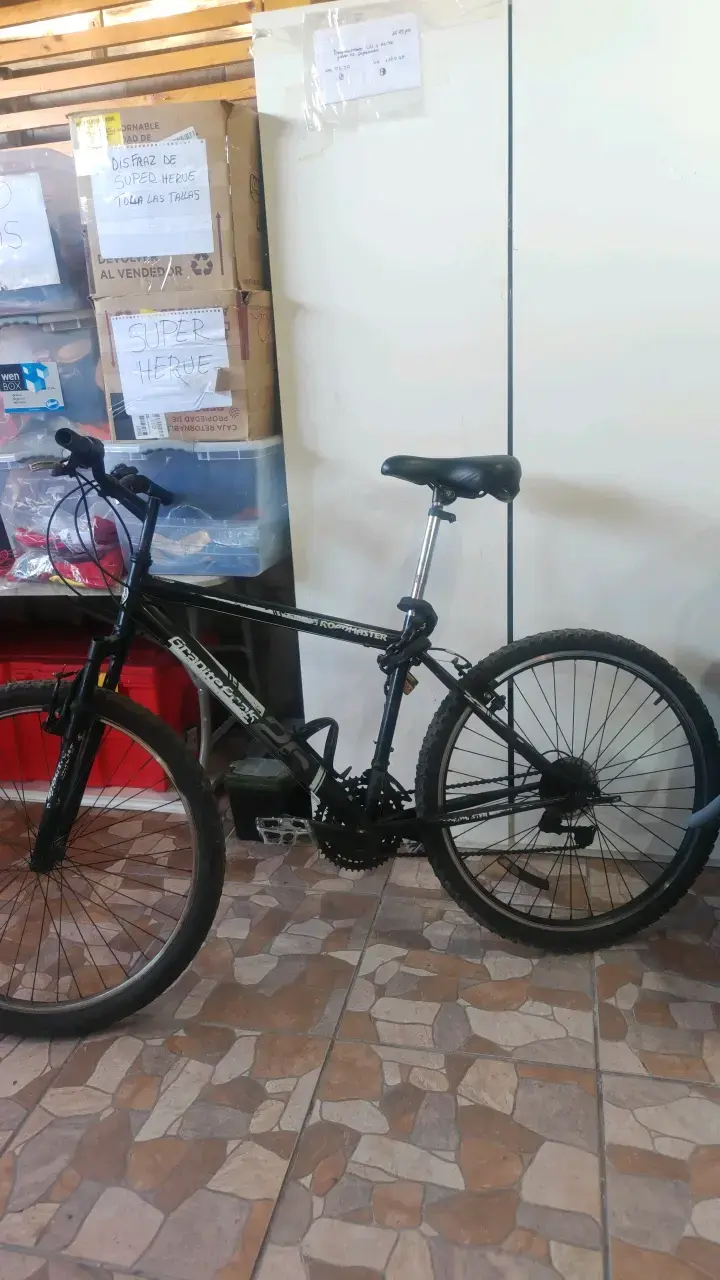 Bicicleta de montaña negra con suspensión - 2